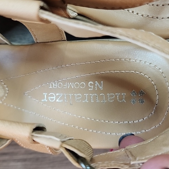 Naturalizer Sandals - Colour: Tan Size: 6M - Picture 2 of 5